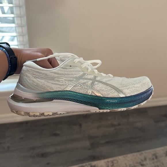 ASICS. Gel Kayano 29. Women’s size 8. - Picture 2 of 5